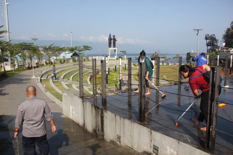 Pegawai di lingkungan Pemkab Simalungun membersihkan areal pintu masuk RTP Parapat