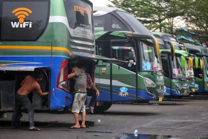 Mekanik memeriksa kondisi mesin bus jelang mudik 2024 di Medan