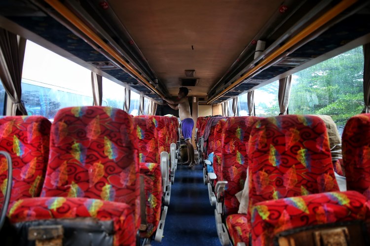Pekerja bus PT. ALS melakukan pengecekan interior bus jelang mudik 2024