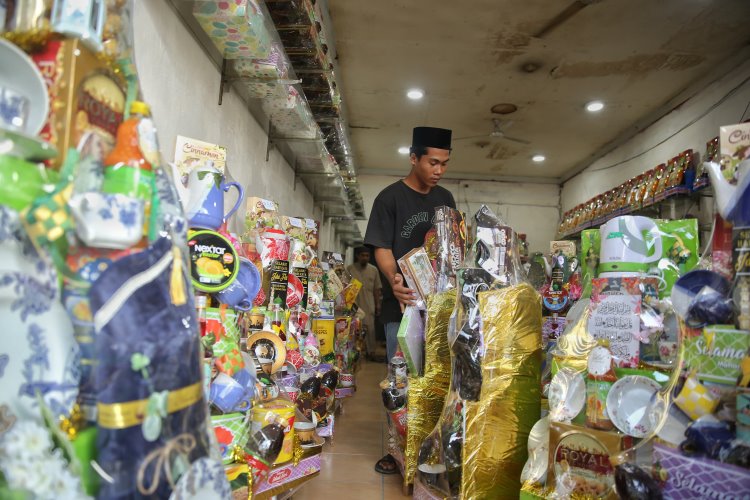 Pekerja toko menyusun parsel Idul Fitri 1445 Hijriah di Medan