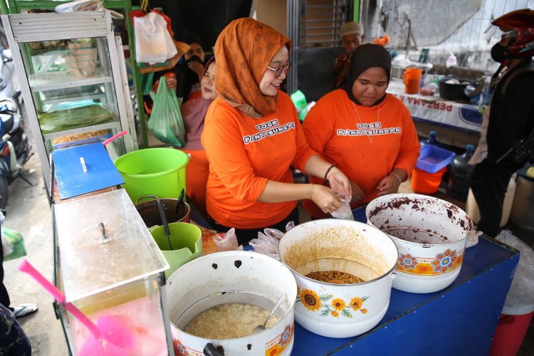 Penjual toge panyabungan di Medan sedang melayani pembeli