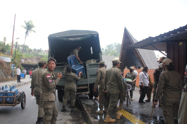 Personel Satpol PP saat membongkar kios liar di RTP sekitar hotel Atsari Parapat