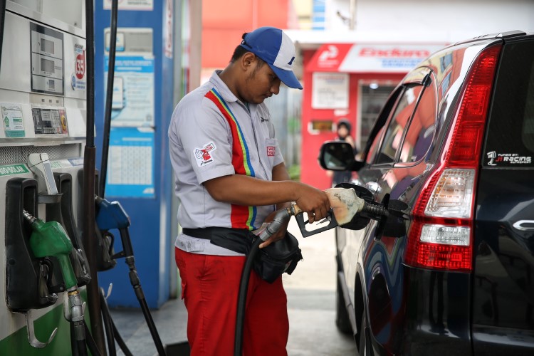 Petugas SPBU mengisi BBM ke tangki kendaraan roda 4 di Medan