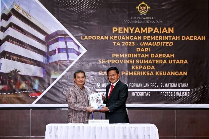 Pj Gubernur Sumut Serahkan LKPD 2023 ke BPK, Targetkan Raih WTP ke-10
