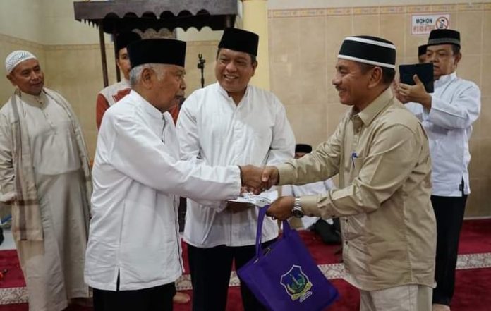 Pj. Wali Kota Tebing Tinggi Syarmadani bersama Pj. Sekdako Kamlan Mursyid, saat menyerahkan tali asih