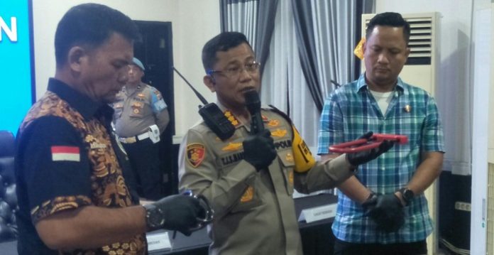 Kapolrestabes Medan, Kombes Pol Teddy Jhon Sahala Marbun saat sosialisasikan jenis gembok pengaman tambahan sepeda motor. (f:iqbal/mistar)