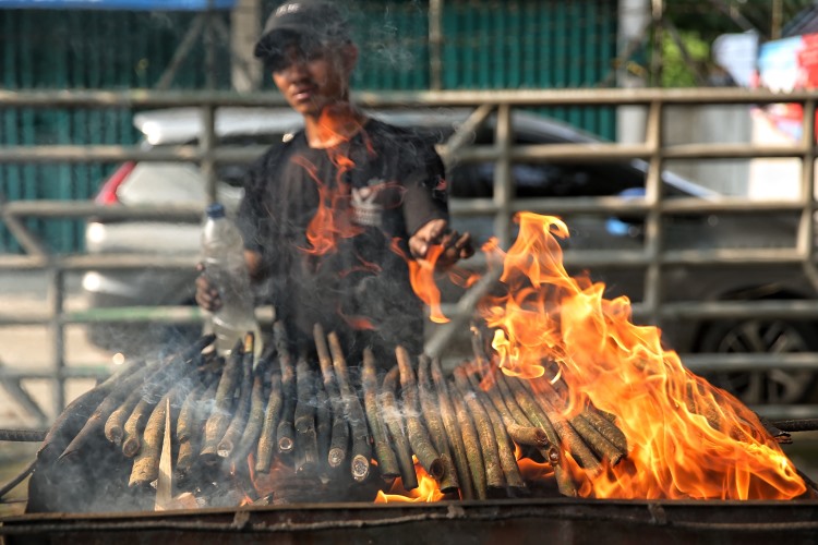 Proses membakar rotan muda bakar (pakat) di Medan