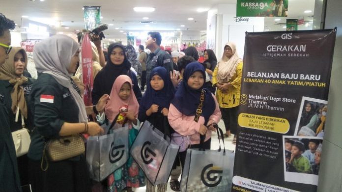Puluhan Anak Yatim di Kota Medan Berbelanja Baju Lebaran Gratis