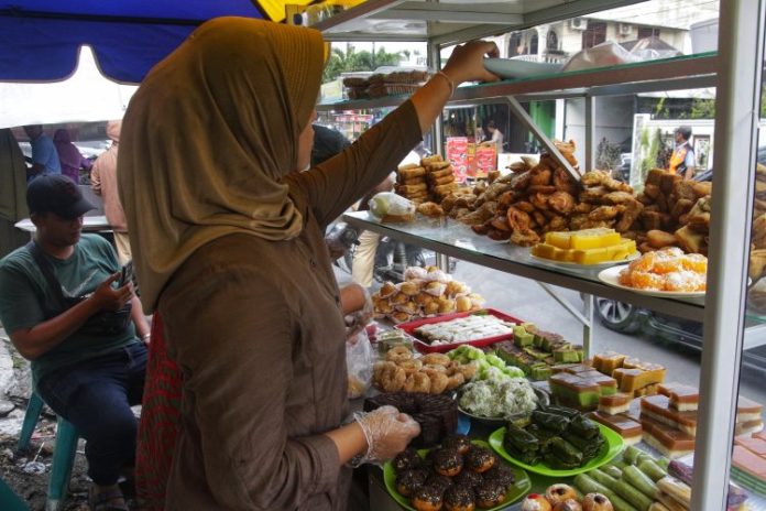 Puluhan jenis takjil menggugah selera saat berbuka puasa di Medan