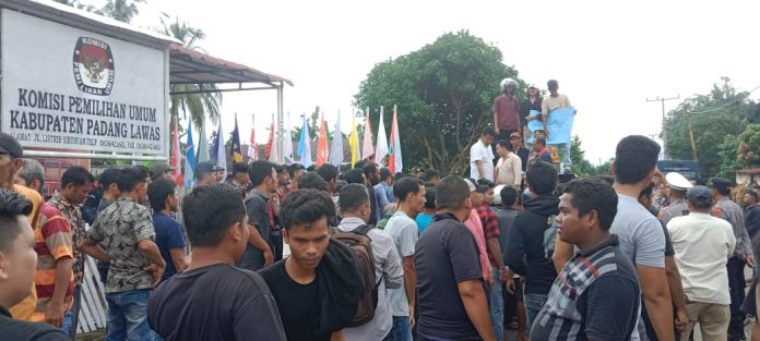 Ratusan Massa Ulu Sosa Demo ke Kantor Bawaslu dan KPU Palas