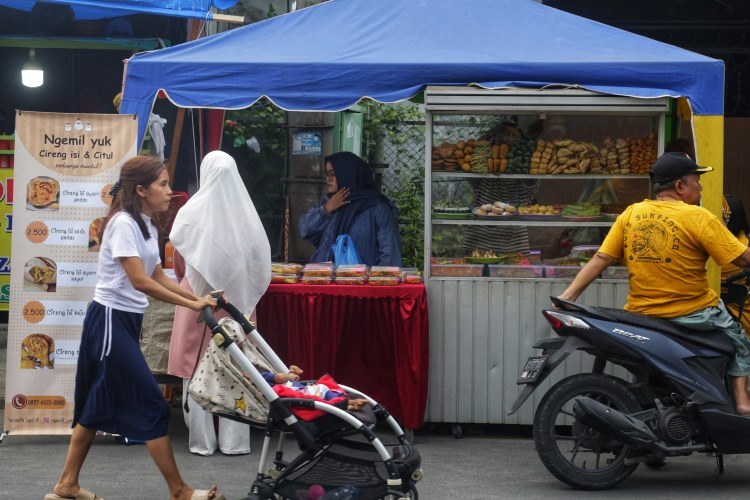 Sejumlah warga Kota Medan mengantri membeli takjil sebagai hidangan berbuka puasa
