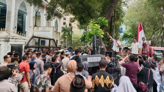 Unjuk Rasa di DPRD Sumut, Tuntut Lengserkan Presiden Jokowi