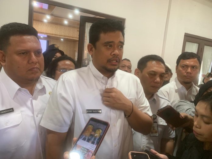 Wali Kota Medan, Bobby Nasution saat memberi keterangan kepada wartawan