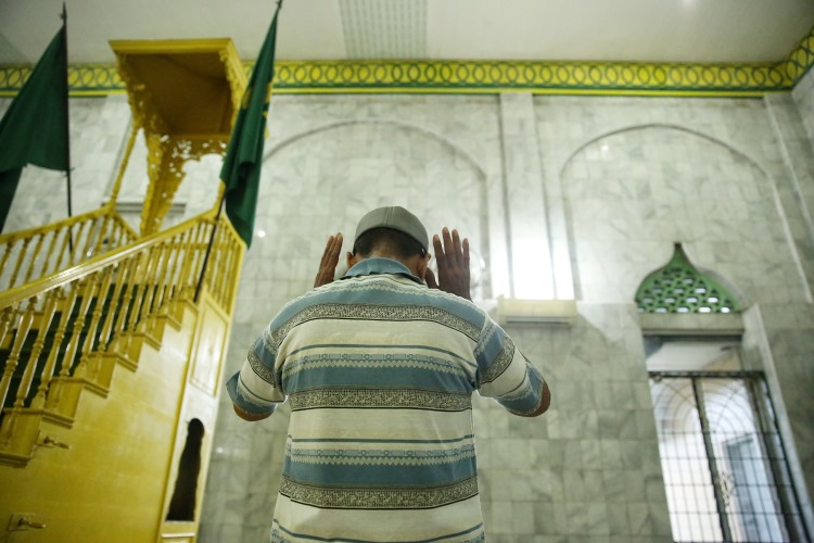 Warga Kota Medan Shalat di Masjid Lama Gang Bengkok