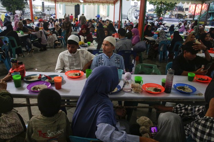 Warga Kota Medan menanti berbuka puasa bubur sup Khas Melayu di Masjid Raya Al-Mashun pada Selasa (19/3/24)