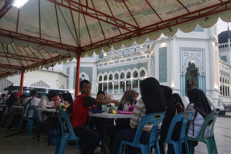 Warga Kota Medan menanti berbuka puasa bubur sup di Masjid Raya Al-Mashun pada Selasa (19/3/24)