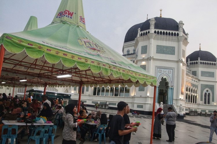 Warga Kota Medan menanti berbuka puasa di Masjid Raya Al-Mashun pada Selasa (19/3/24)