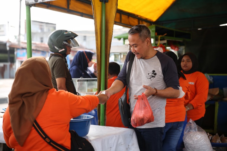Warga Kota Medan mengantri untuk membeli toge panyabungan