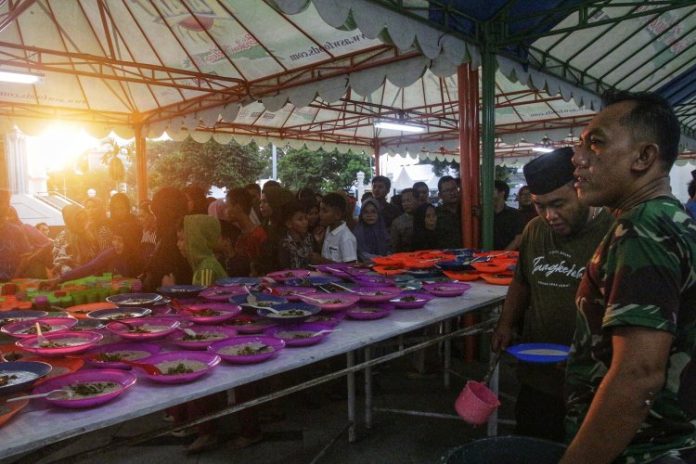 Warga Medan mengantri untuk mendapatkan bubur sup khas Melayu Deli secara gratis di Masjid Raya Al-Mashun