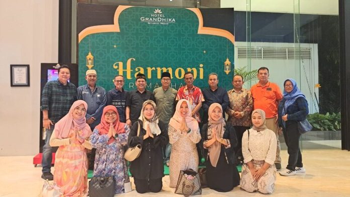 Pengurus dan anggota Ikatan Alumni Lembaga Advokasi Anak Indonesia LAAI menggelar acara buka puasa (f;ist/mistar)