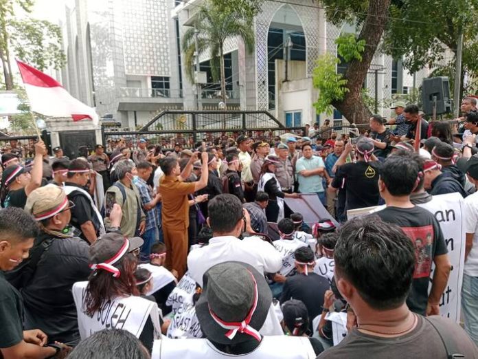 Ratusan pengunjuk rasa menggeruduk kantor Gedung DPRD Sumut di Jalan Imam Bonjol, Medan, Selasa (5/3/2024). (f:hutajulu/mistar)