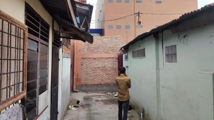Lokasi Gang Abadi Medan Maimun yang diduga ditutup oleh pihak sekolah Global Prima (f: Matius/Mistar)