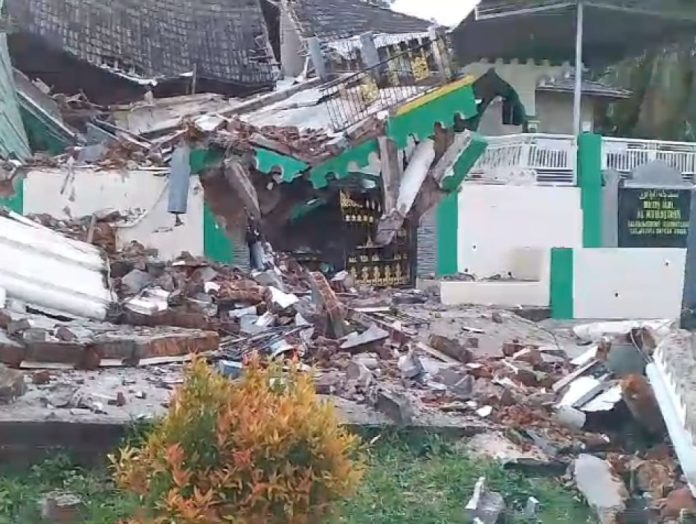 Kondisi bangunan yang rusak akibat gempa M6,0 di Tuban (f:ist/mistar)