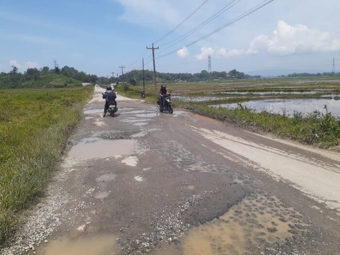Kondisi Jalan Provinsi rusak tepat nya di Desa Hutanamora. (f:hotman/mistar).