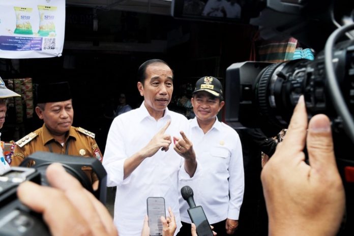 Penjabat (Pj) Gubernur Sumut Hassanudin mendampingi Presiden Republik Indonesia Joko Widodo meninjau Pajak Kawat di Tanjungbalai, Kamis (14/3). (f:ist/mistar)