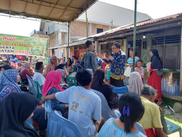 .Kepala Dinas Kesehatan Deli Serdang,dr Asri Luddin Tambunan melaunching pengobatan gratis rawat jalan dan penyerahan ratusan Kartu BPJS di Puskesmas Pembantu (Pustu) Desa Serdang Kecamatan Beringin (f:ist/mistar)