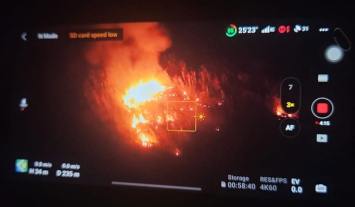Lokasi kebakaran dipantau lewat drone. (f : ist/mistar)