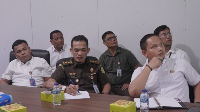 Tim PPS Kejari Medan saat melakukan kunjungan dan monitoring perenovasian Stadion Teladan Medan. (f:ist/mistar)