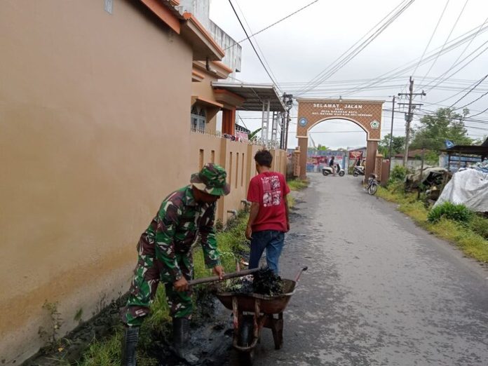 Serka Prianto bersama warga membersihkan parit di Desa Bakaran Batu Kecamatan Batang Kuis.(f: sembiring/mistar)