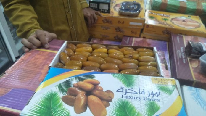 Penjualan kurma meningkat di Kota Medan selama Ramadan. (f:iqbal/mistar)