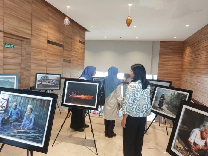 Sejumlah pengunjung melihat foto-foto dalam kegiatan Women Photos Exhibition yang dipamerkan di Medan. (f:ist/mistar)