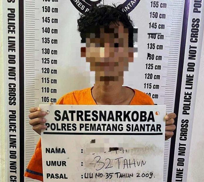 Tersangka pemilik sabu dan ganja yang ditangkap di Jalan Rakutta Sembiring, Siantar (f:ist/mistar)