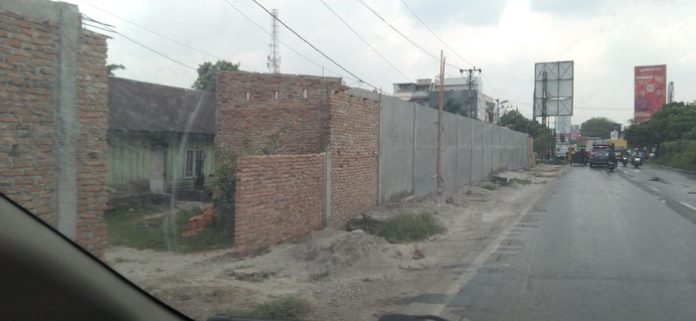 Pagar tembok yang menutupi perumahan karyawan PTPN2 Kebun Sampali.(f:sembiring/mistar)