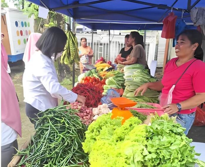 Masyarakat belanja sayur di Gelar Pasar Murah, Dinas Ketahanan Pangan Sumut (f:ist/mistar)