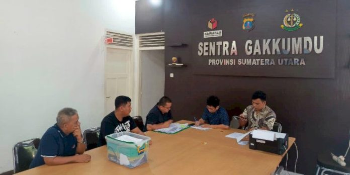 Tim NasDem Tapteng melaprokan ke Sentra Gakkumdu Bawaslu Sumatera Utara. (f:khairul/mistar).