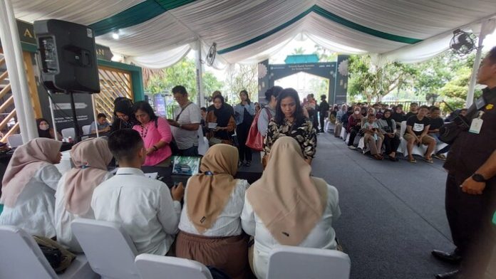 Warga Medan serbu lokasi penukaran pecahan uang baru di halaman Plaza Medan Fair Medan, Jalan Gatot Subroto Medan. (f:anita/mistar)