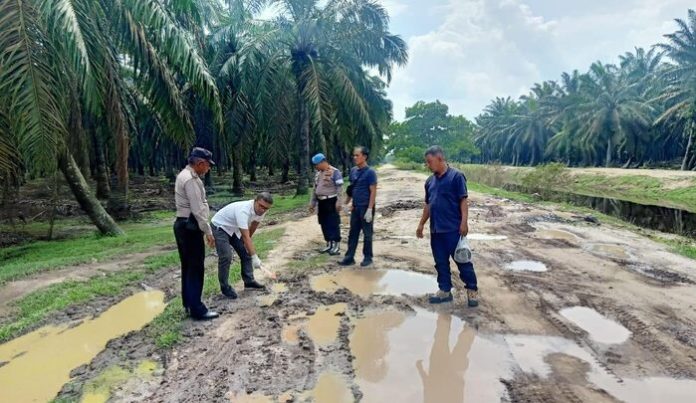 Polisi saat melakukan olah TKP kasus perampokan di Labusel (f:ist/Mistar)