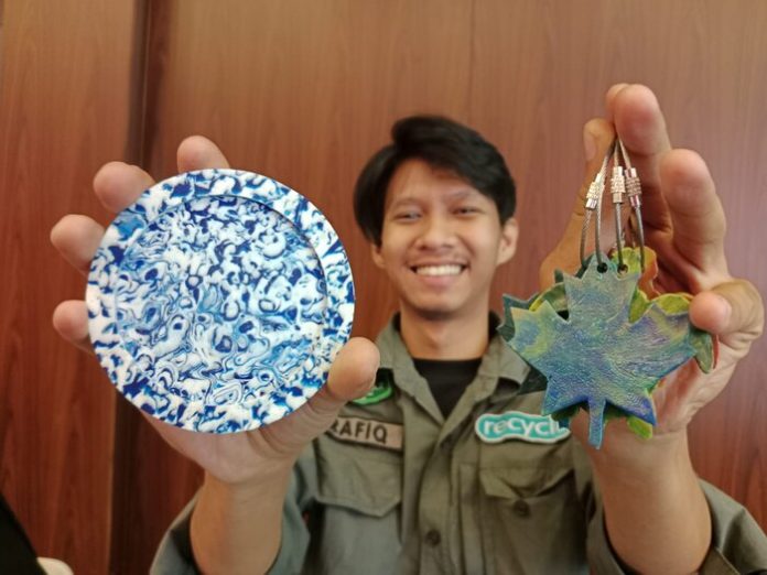 Rafiq (23), pemilik UMKM Recyclo, yang fokus pada pembuatan karya dari olahan sampah plastik. (f:hutajulu/mistar)