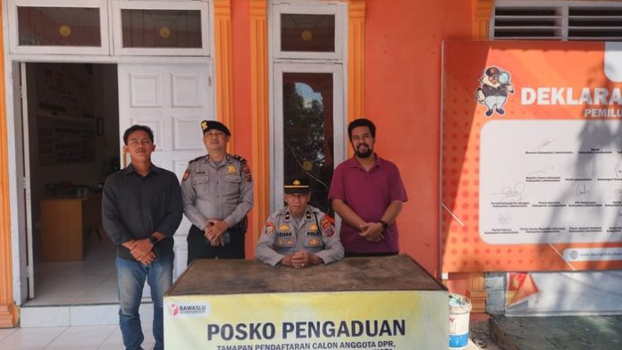 Personel Polres Labuhanbatu berada di kantor Bawaslu Kabupaten Labuhanbatu. (f/ist/mistar)