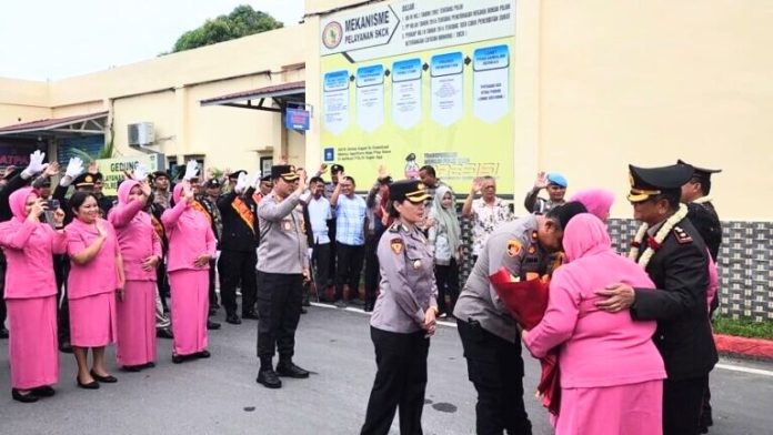 Kapolres Batu Bara AKBP Taufiq Hidayat Thayeb lepas 2 personel purna bhakti. (f : ist/mistar)