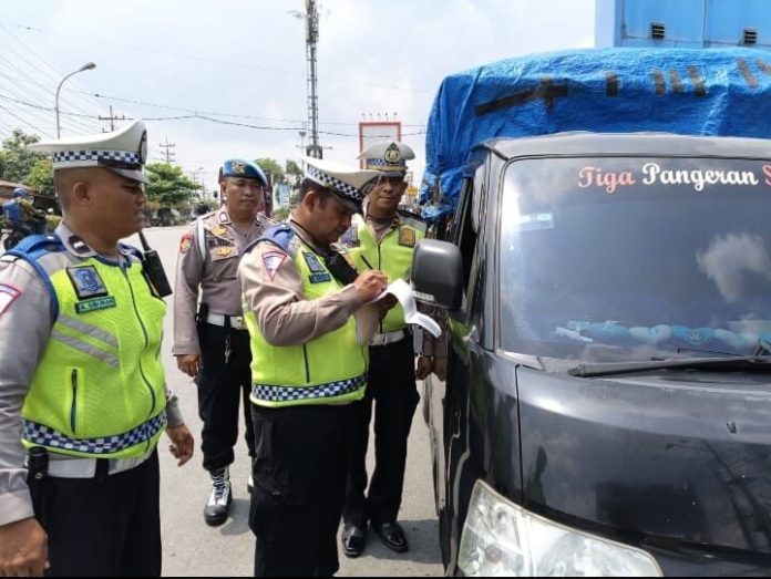 Petugas saat melakukan penindakan terhadap pengemudi mobil di Ruas Jalan Yos Sudarso, Kota Tebing Tinggi.(f:Ist/mistar)