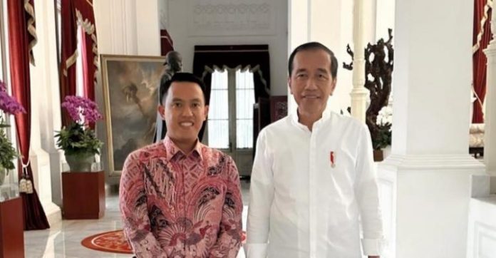 Sendi Fardiansyah Sekretaris Pribadi Ibu Negara Iriana bersama Jokowi (f:ist/mistar)