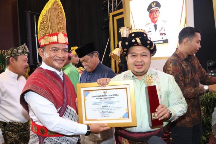 Bupati Tapsel Dolly Pasaribu SPt MM, menerima penghargaan dari Pj Gubernur Sumut, Hasanuddin (f:ist/mistar)