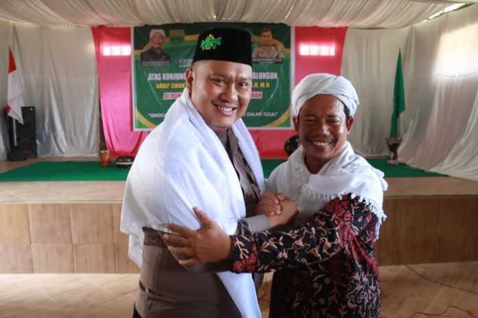 Kapolres Simalungun AKBP Choky Sentosa Meliala bersama Pimpinan Ponpes Darul Hikmah Tuan Guru Syekh Karimuddin.(f:ist/mistar)