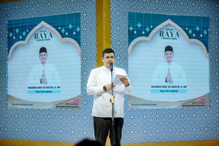 Bobby Nasution saat memberi sambutan saat penutupan Medan Raya Fashion Week (MRFW) (f:ist/mistar)