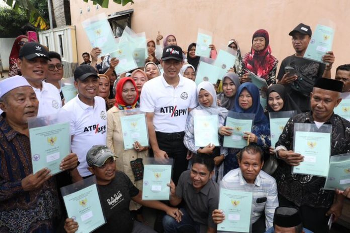 Menteri ATR/BPN, Agus Harimurti Yudhoyono menyerahkan sertifikat kepada masyarakat (f:ist/mistar)